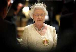 Regina Elisabeta a II-a este condusă pe ultimul drum 2 regina-elisabeta (2)
