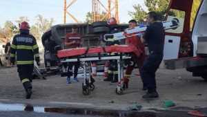 Un TIR a răsturnat un microbuz în care se aflau 8 adulți și 7 copii! 1 smurd - Un TIR a răsturnat un microbuz în care se aflau 8 adulți și 7 copii!