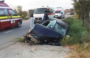 masina cap de pod - ARGEȘ: Beată la 7 dimineața, o șoferiță a intrat cu mașina într-un cap de pod