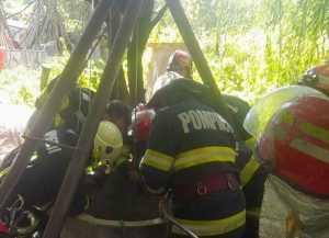 Bătrân salvat de pompieri dintr-o fântână adâncă de 15 metri 1 pompieri-fantana