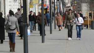 Veste bună! Acești angajați ar putea ieși mai devreme la pensie 3 oameni pe strada - Veste bună! Acești angajați ar putea ieși mai devreme la pensie