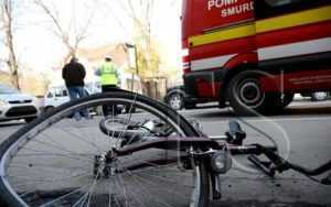 Un șofer a intrat cu mașina într-un biciclist, ca să se răzbune după o ceartă! 1 accident-biciclist