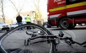 Un șofer a intrat cu mașina într-un biciclist, ca să se răzbune după o ceartă! 1 accident-biciclist