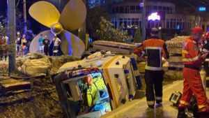 ambulanta rasturnata sant - O ambulanță cu pacient s-a răsturnat într-un șanț după impactul cu un taxi!