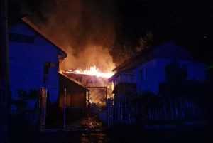ARGEȘ: Două case au fost cuprinse de flăcări 1 incendiu valeamare - ARGEȘ: Două case au fost cuprinse de flăcări