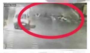 Trend periculos pe TikTok! Tinerii se întind în mijlocul străzilor, pe trecerile de pietoni 12 provocare tik tok - Trend periculos pe TikTok! Tinerii se întind în mijlocul străzilor, pe trecerile de pietoni