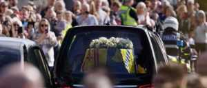 Regina Elisabeta a II-a este condusă pe ultimul drum 4 Regina elisabeta-ultimul-drum