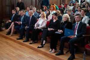 Simona Bucura Oprescu: „Este nevoie să oferim soluții pentru stoparea consecințelor nefaste ale abandonului școlar” 2 Simona Bucura