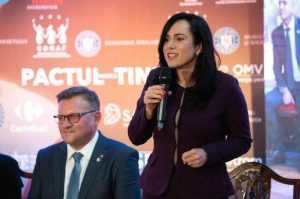 Simona Bucura Oprescu: „Este nevoie să oferim soluții pentru stoparea consecințelor nefaste ale abandonului școlar” 1 Simona Bucura