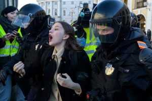 Putin anunță mobilizare parțială! Rușii care au între 18 și 65 de ani nu au voie să plece din țară 21 image 2022 03 13 25431572 41 manifestanti impotriva razboiului ridicati politie sankt petersburg - Putin anunță mobilizare parțială! Rușii care au între 18 și 65 de ani nu au voie să plece din țară
