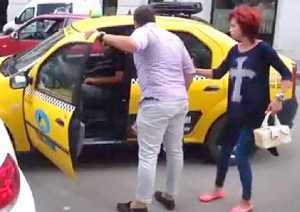Taximetrist amendat de Protecția Consumatorilor! Avea mașina murdară 1 03 taximetrist batut - Taximetrist amendat de Protecția Consumatorilor! Avea mașina murdară