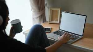 Influencerii români, în vizorul ANAF. ”Toţi cei care obţin venituri de pe reţelele de socializare, trebuie să depună declaraţia unică” 1 laptop femeie - Influencerii români, în vizorul ANAF. ”Toţi cei care obţin venituri de pe reţelele de socializare, trebuie să depună declaraţia unică”