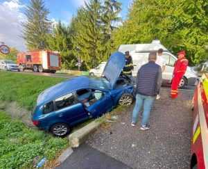 masina cap pod 1 - Mașină intrată într-un cap de pod! Două persoane sunt rănite
