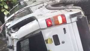 masina rasturnata accident - Un tânăr de 19 ani s-a răsturnat cu mașina într-un pârâu! A murit înecat!