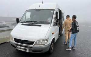 Atenție! Șofer de microbuz inconștient pe Autostrada A1! 1 microbuz e1664302059352 - Atenție! Șofer de microbuz inconștient pe Autostrada A1!