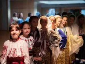 port traditional 1 - Pitești: Ministrul Dezvoltării a participat la o prezentare de costume tradiționale