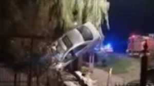 accident 1 - Un șofer de 22 de ani care fugea de poliție s-a răsturnat cu mașina! Tânărul a fost străpuns de o bârnă de lemn!