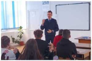 Aproximativ 500 de liceeni din Pitești au primit vizita jandarmilor argeșeni 1 jandarmilor