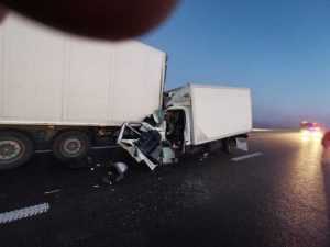 Accident grav! O victimă a rămas prinsă în cabina unei dube! 1 accident - Accident grav! O victimă a rămas prinsă în cabina unei dube!