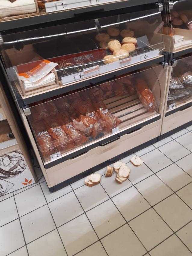 auchan 1 - Imagini cu mizeria și produsele stricate de la Auchan, inclusiv la Pitești