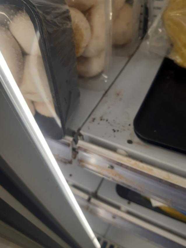 auchan 6 - Imagini cu mizeria și produsele stricate de la Auchan, inclusiv la Pitești