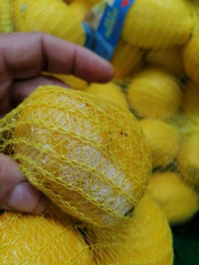 auchan6 - Imagini cu mizeria și produsele stricate de la Auchan, inclusiv la Pitești