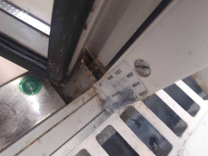 auchan7 - Imagini cu mizeria și produsele stricate de la Auchan, inclusiv la Pitești