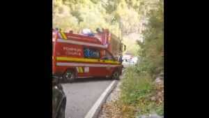 accident smurd - Tragic! Un șofer a murit după ce un bolovan a căzut peste mașina pe care o conducea!