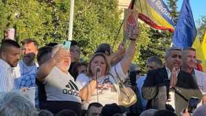 diana sosoaca - De tot râsul! George Simion i-a tăiat microfonul Dianei Șoșoacă în Piața Victoriei!