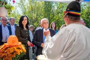 309915711 508472927762369 4677980302405528643 n - Meșteșugarii și fermierii argeșeni și-au etalat munca de peste an la Golești