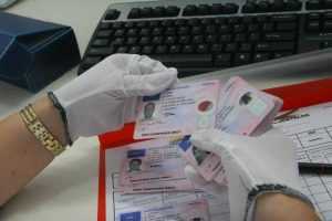 Din luna martie. Polițiștii de la înmatriculări vor putea amenda șoferii care nu-și preschimbă actele 1 Cod Rutier. Ce trebuie sa faci pentru a ti schimba permisul de conducere. De ce acte ai nevoie si unde trebuie sa mergi - Din luna martie. Polițiștii de la înmatriculări vor putea amenda șoferii care nu-și preschimbă actele