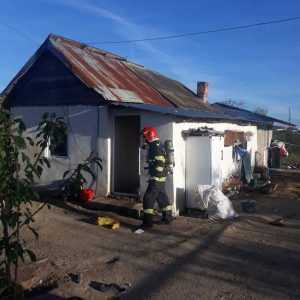 smurd casa incendiu - (VIDEO) Doi morți în urma incendiului din Argeș! O tânără de 19 ani și un bărbat de 40 de ani!