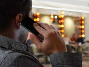 DNSC: Atenție la apelurile prin care vi se propun oportunități de job 1 man talking on the phone 1582238 960 om telefon720 - DNSC: Atenție la apelurile prin care vi se propun oportunități de job