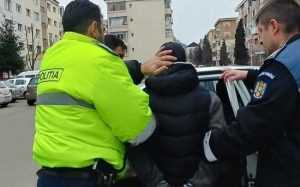 PITEȘTI: S-a predat poliției după un furt produs acum 5 ani 1 1 barbat retinut de politisti e1665494685130 - PITEȘTI: S-a predat poliției după un furt produs acum 5 ani