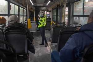 autobuz calatori - Primărie sancționată de CNCD! Amenda locuitorii care urcau murdari în autobuze