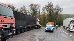 Impact între un camion și două autoturisme 1 accident cotmeana - Impact între un camion și două autoturisme