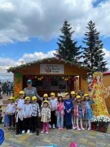 Copiii Grădiniței Elite Kids și-au vândut obiectele confecționate de ei, în scop caritabil! 2 Elite copii