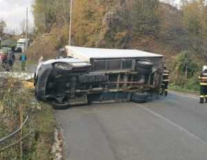 Accident rutier în Rucăr! O autoutilitară s-a răsturnat! 2 autoutilitara vehicul rasturnat 1 - Accident rutier în Rucăr! O autoutilitară s-a răsturnat!