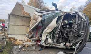 autoutilitara vehicul rasturnat e1665765213748 - Accident rutier în Rucăr! O autoutilitară s-a răsturnat!