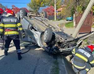 Un tânăr de 19 ani a intrat cu mașina într-un stâlp și s-a răsturnat 1 accident masina rasturnata - Un tânăr de 19 ani a intrat cu mașina într-un stâlp și s-a răsturnat