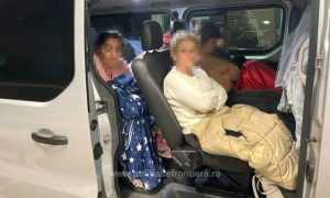 Un copil a fost ascuns sub o pătură, într-un autoturism, pentru a fi scos ilegal din ţară! 1 minor patura vama1 e1666170490800 - Un copil a fost ascuns sub o pătură, într-un autoturism, pentru a fi scos ilegal din ţară!