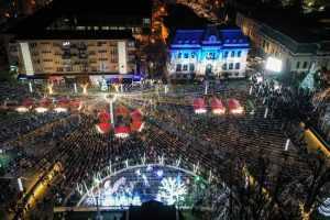 Spectacolul continuă la Pitești. ”Poveste de iarnă”, în Piața Primăriei 1 targ craciun - Spectacolul continuă la Pitești. ”Poveste de iarnă”, în Piața Primăriei