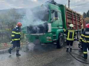 (VIDEO) Un camion încărcat cu material lemnos a luat foc în Argeș! 1 camion incendiu