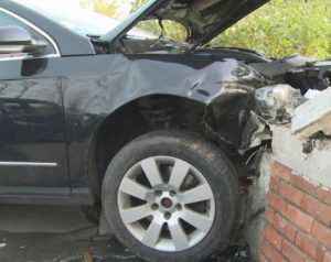 masina in gard1 - Un bucureștean beat a intrat cu mașina într-un gard, în Mioveni