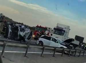 accident a1 - Accident violent pe A1! Trei mașini implicate, un autoturism răsturnat