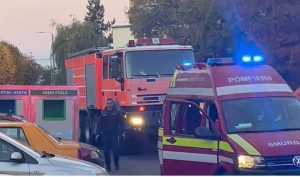 Panică într-un bloc din Pitești, după ce un locatar a uitat mâncarea în cuptor 17 pompieri smurd 3 - Panică într-un bloc din Pitești, după ce un locatar a uitat mâncarea în cuptor