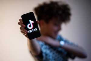 tik tok - Trend periculos pe Tik-Tok! Tinerii își lipesc buzele cu bandă adezivă