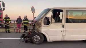 accident - Accident grav cu un microbuz pe autostradă! 7 persoane implicate!