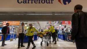 atac carrefour milano - Atac într-un magazin Carrefour din Milano! Un bărbat a înjunghiat mai multe persoane
