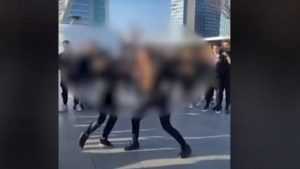 bataie2 69e5ab1ec9 - Două fete s-au luat la bătaie în public, zeci de martori le-au încurajat!